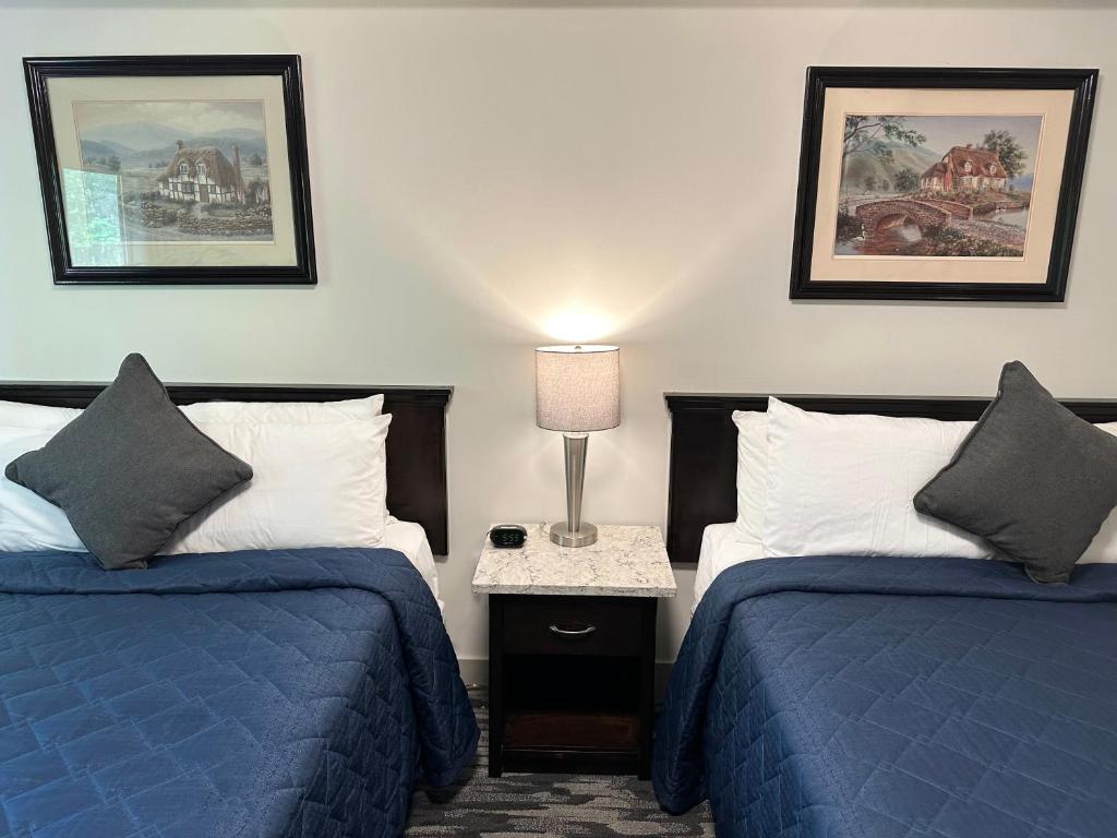 Postel nebo postele na pokoji v ubytování Canadian Inn