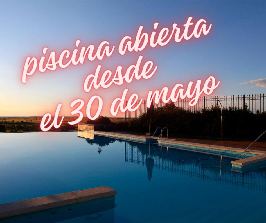Bazén v ubytování Hotel El Rancho nebo v jeho okolí
