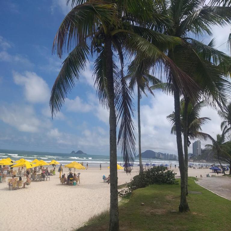 COMFORT GUARUJÁ ENSEADA APARTMENT 26 COM WIFI, GARAGEM e AR CONDICIONADO