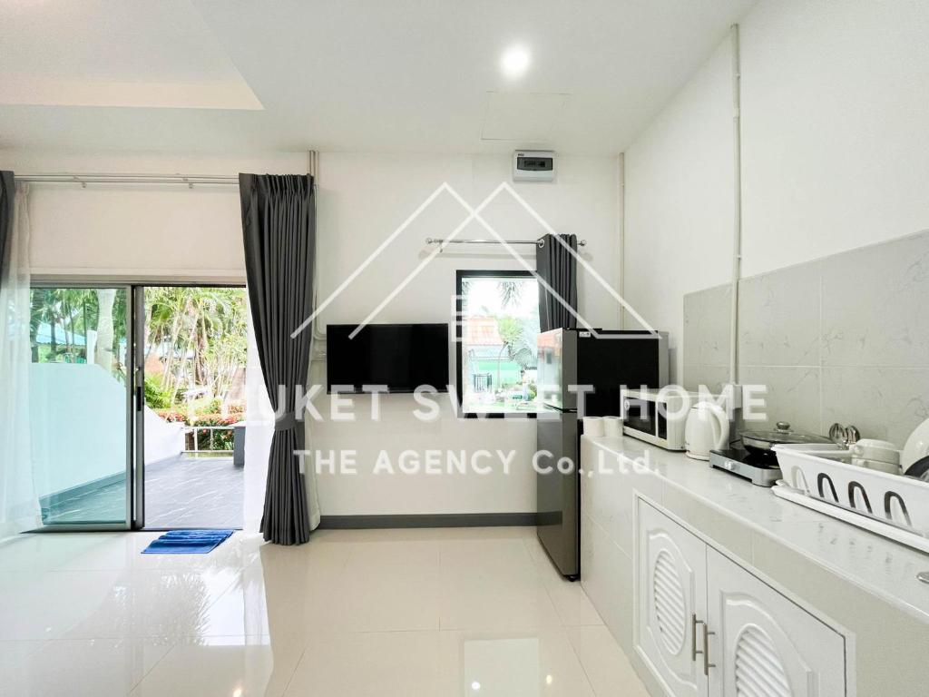 Kuchyň nebo kuchyňský kout v ubytování Naiharn Green Valley number 15 16