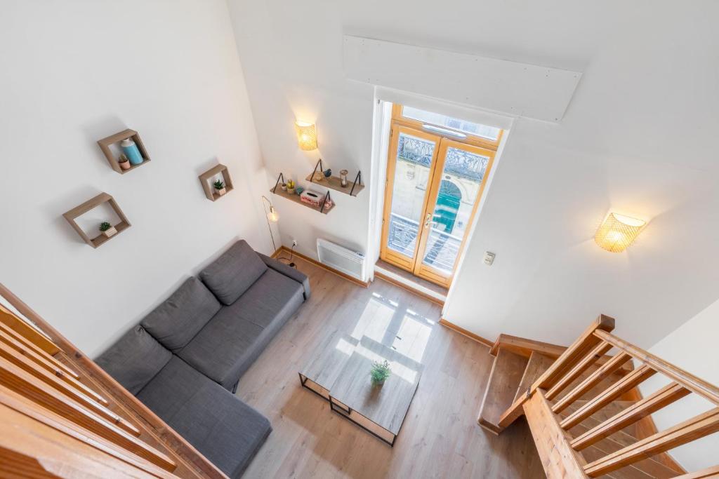 - un salon avec un canapé dans l'établissement Studio Gare Express - Wifi, Cozy, Privé & Confort, à Montpellier