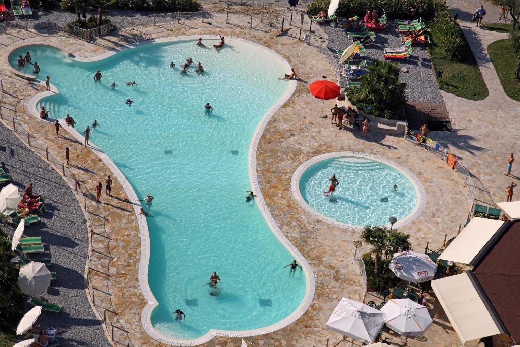 Bazén v ubytování Camping Baia Verde nebo v jeho okolí