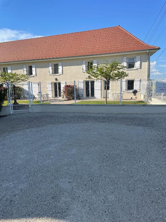 une allée vide devant une maison dans l'établissement Aux champs Pressinois, à Pressins