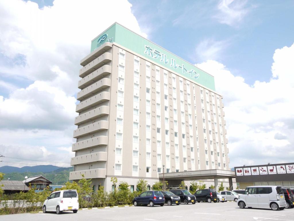 彦根市にあるホテルルートイン彦根の上に看板がある大きな白い建物