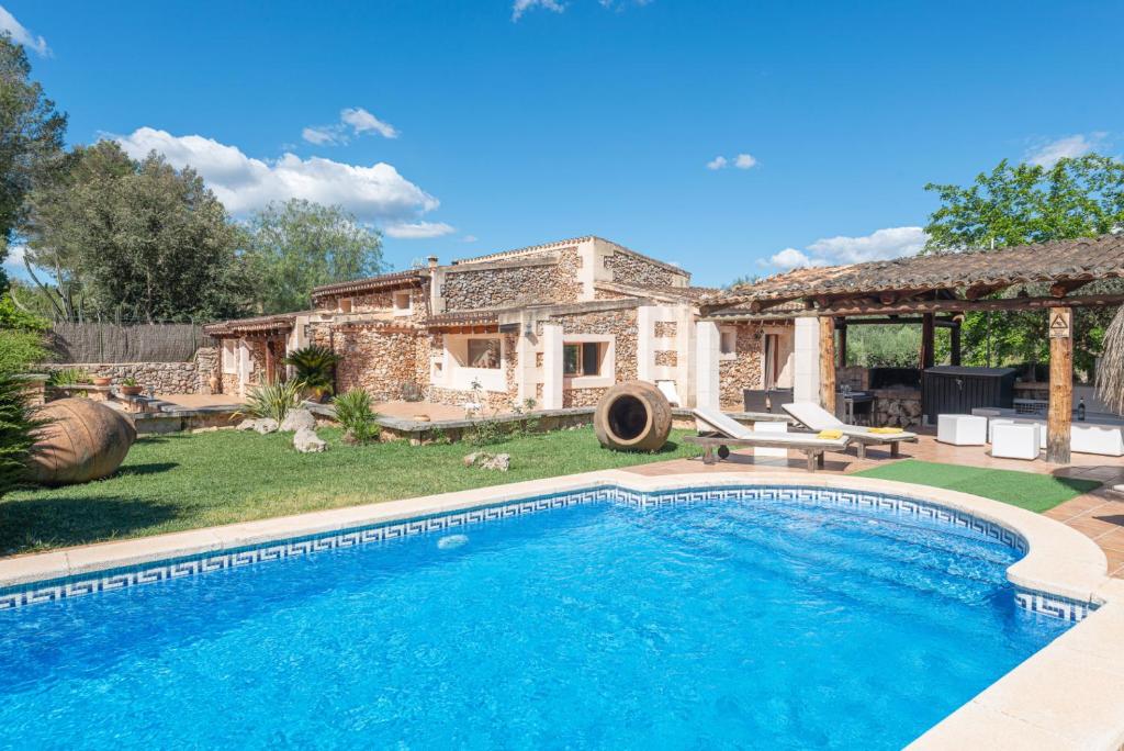 una piscina frente a una casa en Cas Mostatxet - Sencelles, en Sencelles