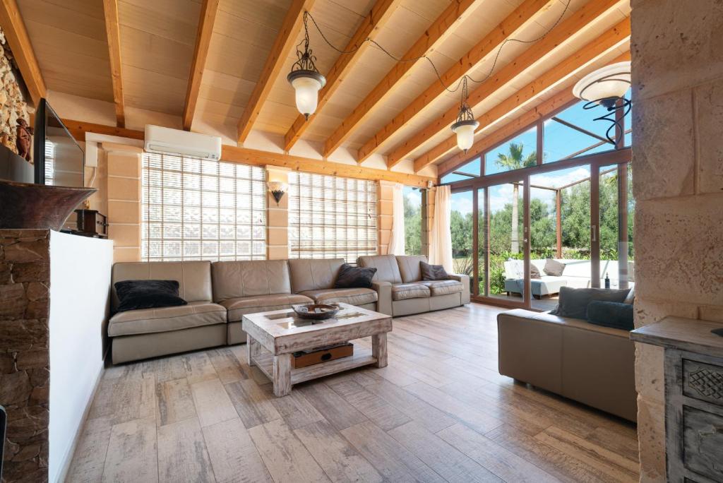 una sala de estar con un sofá y una mesa en Cas Mostatxet - Sencelles, en Sencelles
