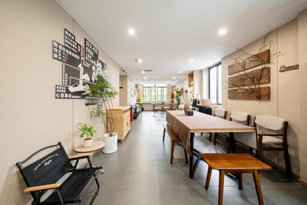 Un comedor con mesas y sillas en una habitación. en Dengba Inn - Guilin Road Subway Station Branch, en Shanghái