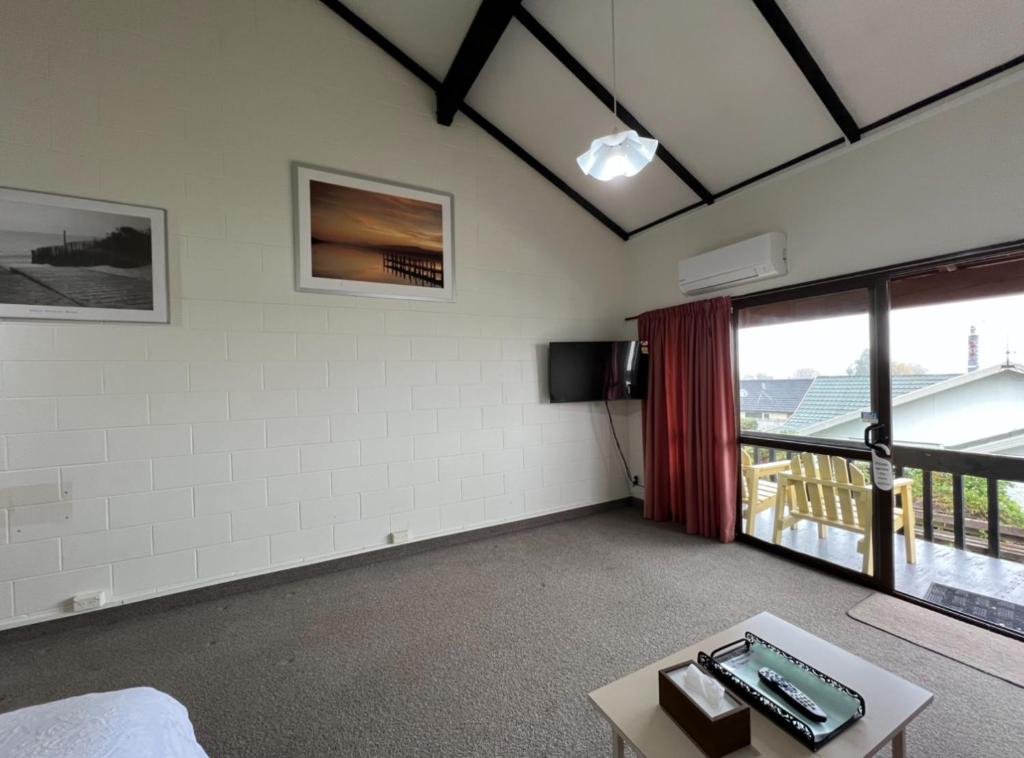 TV a/nebo společenská místnost v ubytování Mountain View Motel