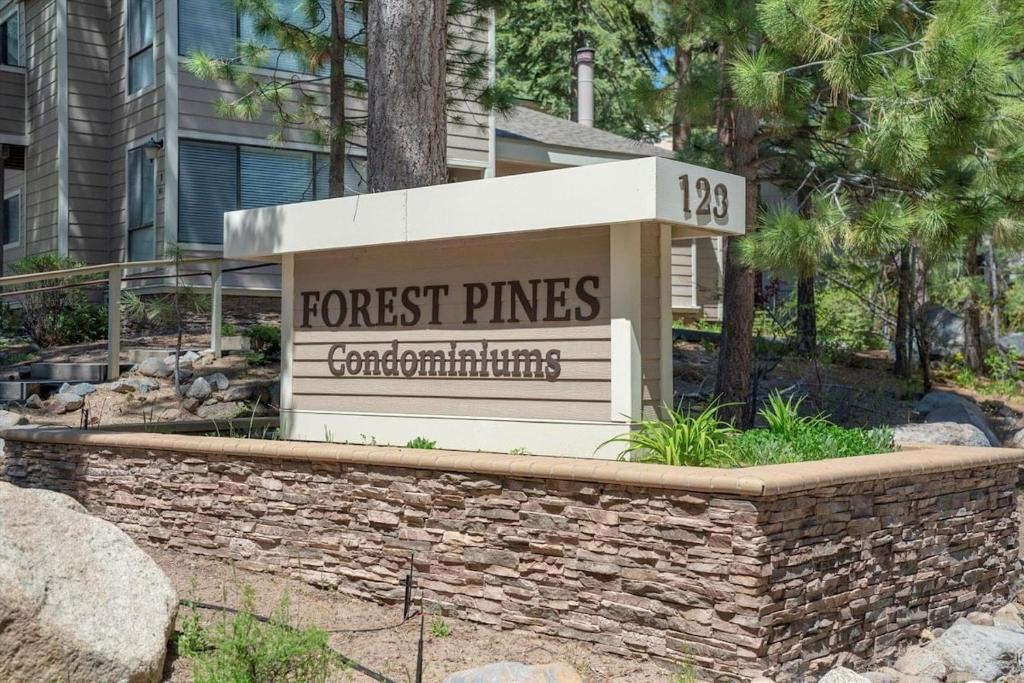 un letrero para un edificio de apartamentos de pinos forestales en Cartwright Corner Condo townhouse, en Incline Village