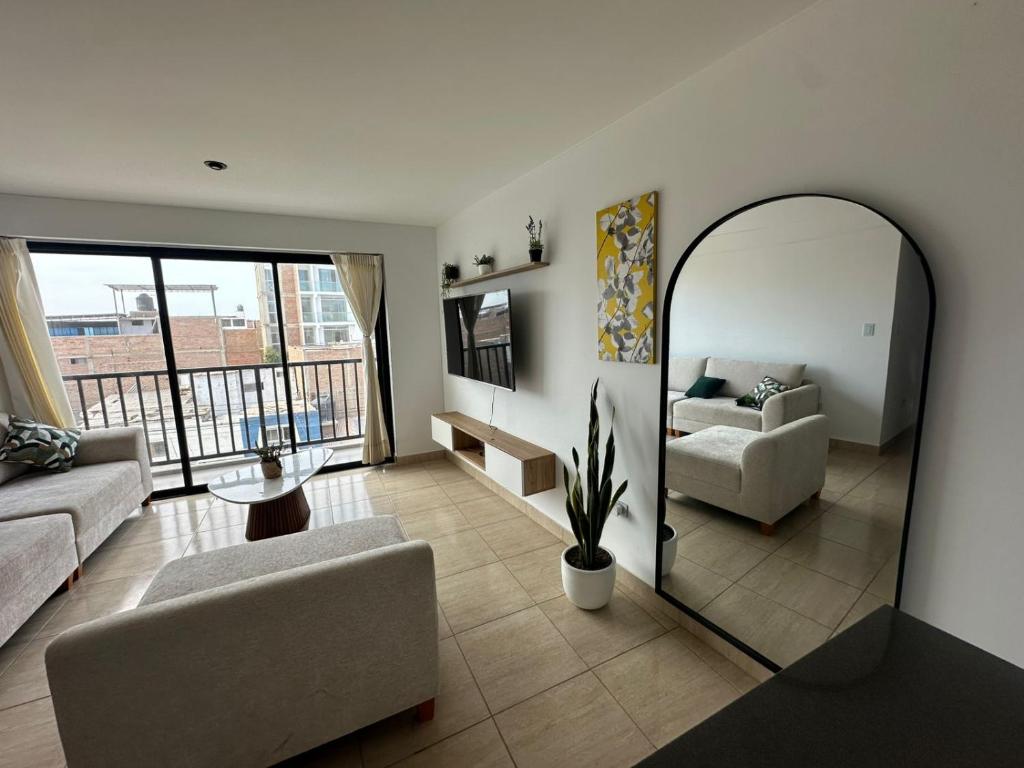 a living room with a couch and a mirror at DPTO de 2 Dorm y Terraza Vista al Mar in Pimentel