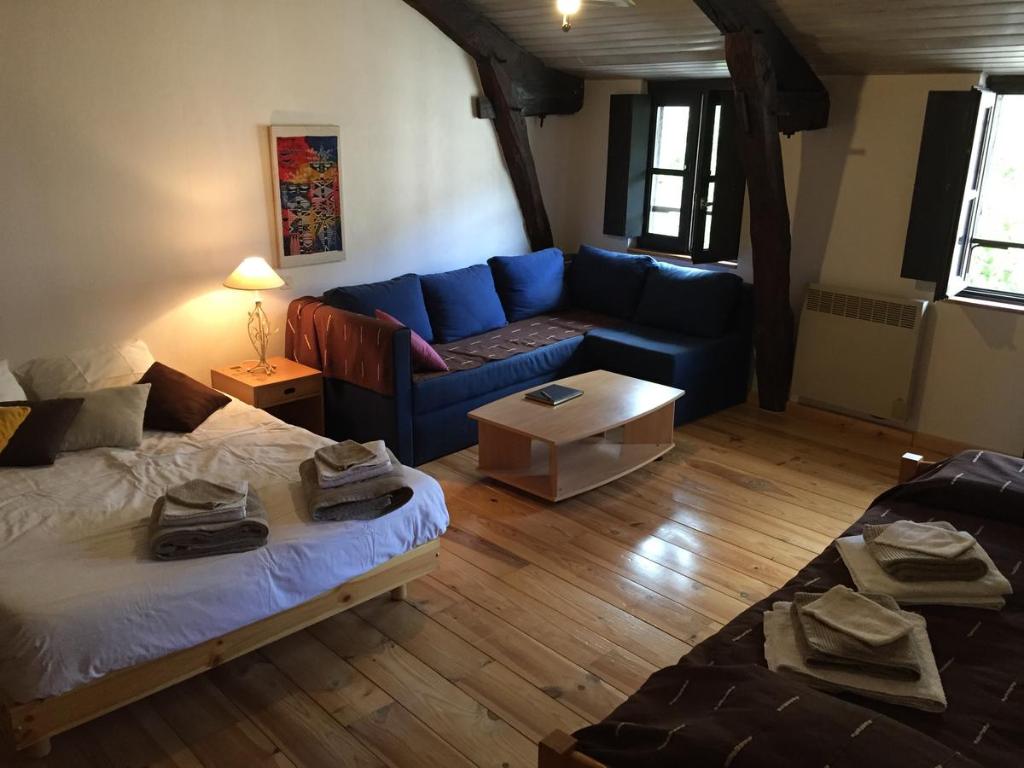 sala de estar con cama y sofá en Location Saint Antonin, en Saint-Antonin