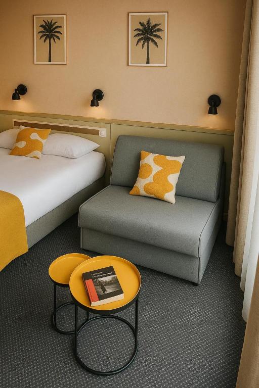 Postel nebo postele na pokoji v ubytování Cit'Hotel Logis De Brou, Bourg en Bresse