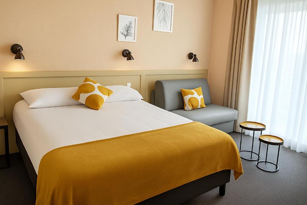 Postel nebo postele na pokoji v ubytování Cit'Hotel Logis De Brou, Bourg en Bresse