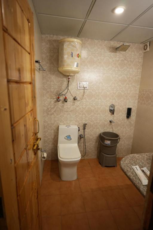 bagno con servizi igienici e cestino di Hotel Monal a Manāli