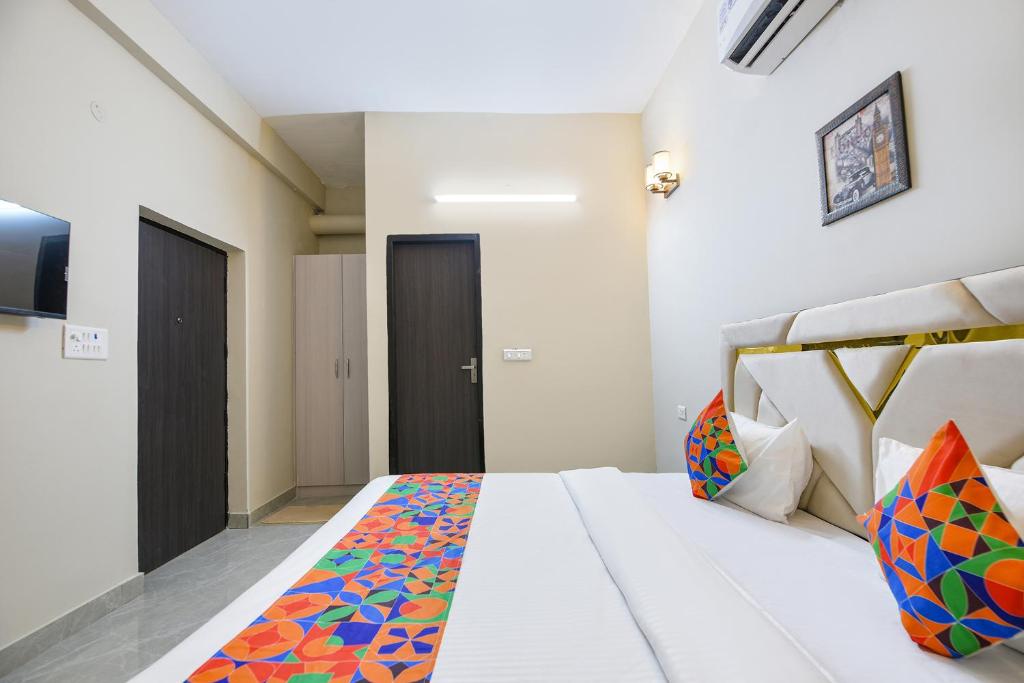 Postel nebo postele na pokoji v ubytování FabExpress Mapple Suites