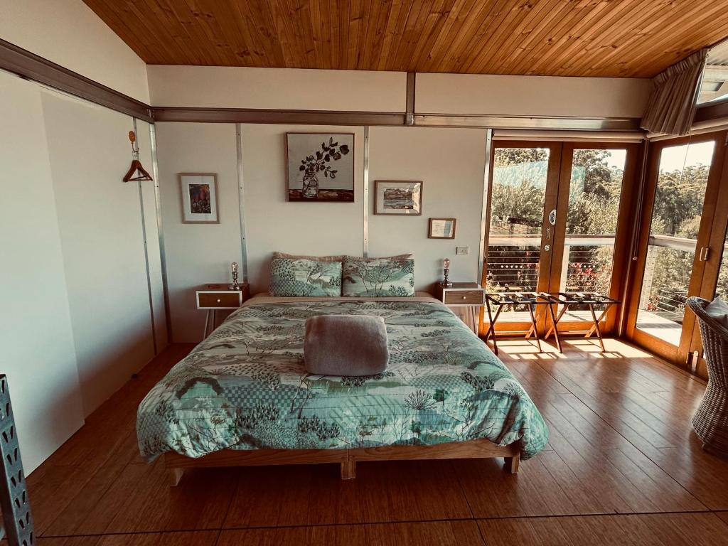 Postel nebo postele na pokoji v ubytování Hobart Hideaway Pods