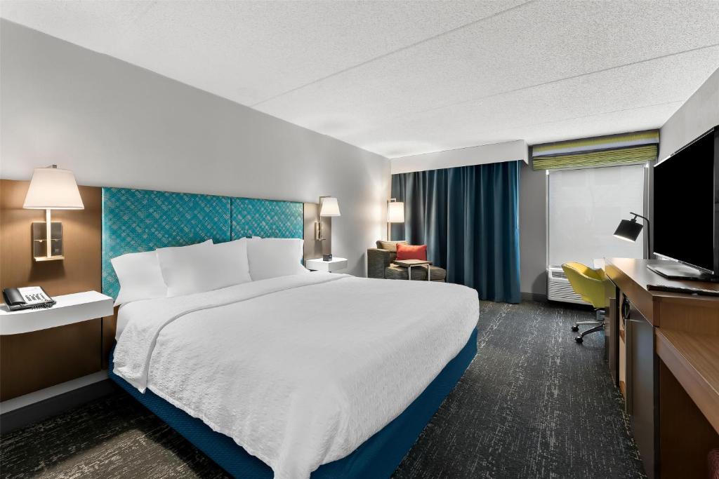 Hampton Inn & Suites Newtown - 