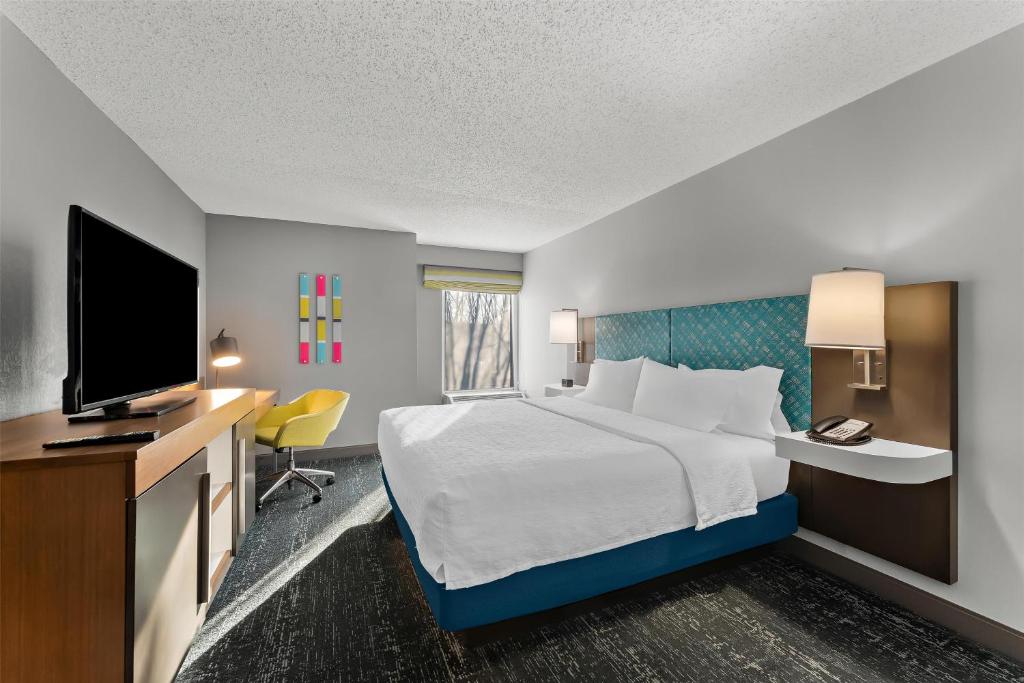 Hampton Inn & Suites Newtown - 