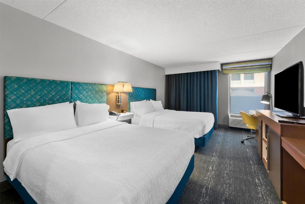 Hampton Inn & Suites Newtown - 