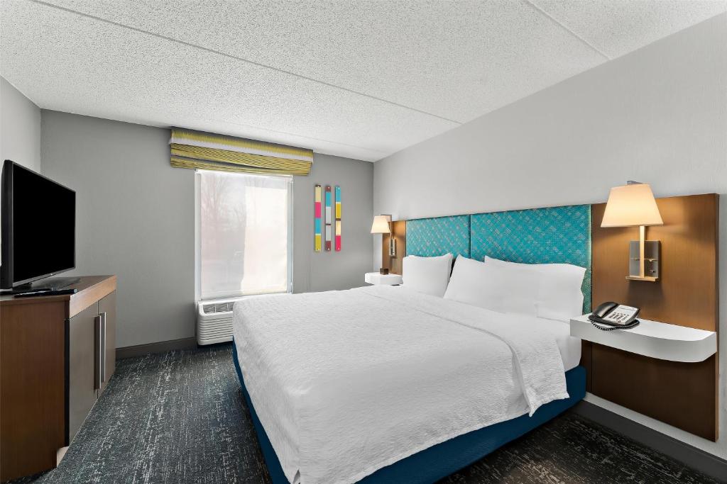 Hampton Inn & Suites Newtown - 