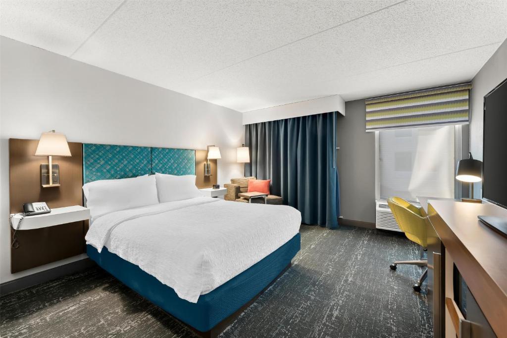Hampton Inn & Suites Newtown - 