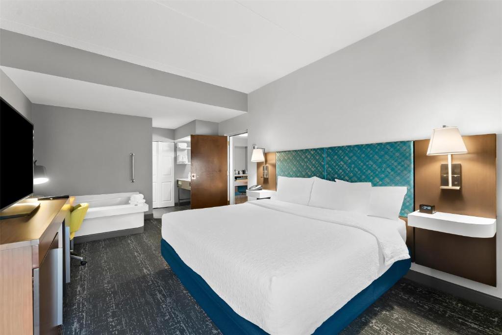 Hampton Inn & Suites Newtown - 
