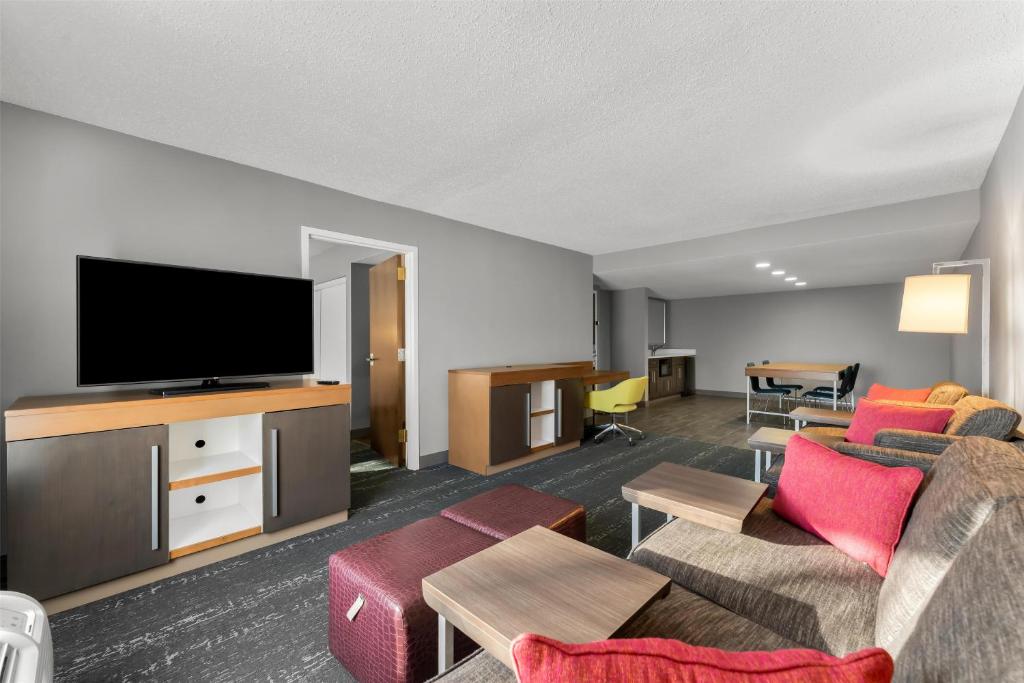 Hampton Inn & Suites Newtown - 