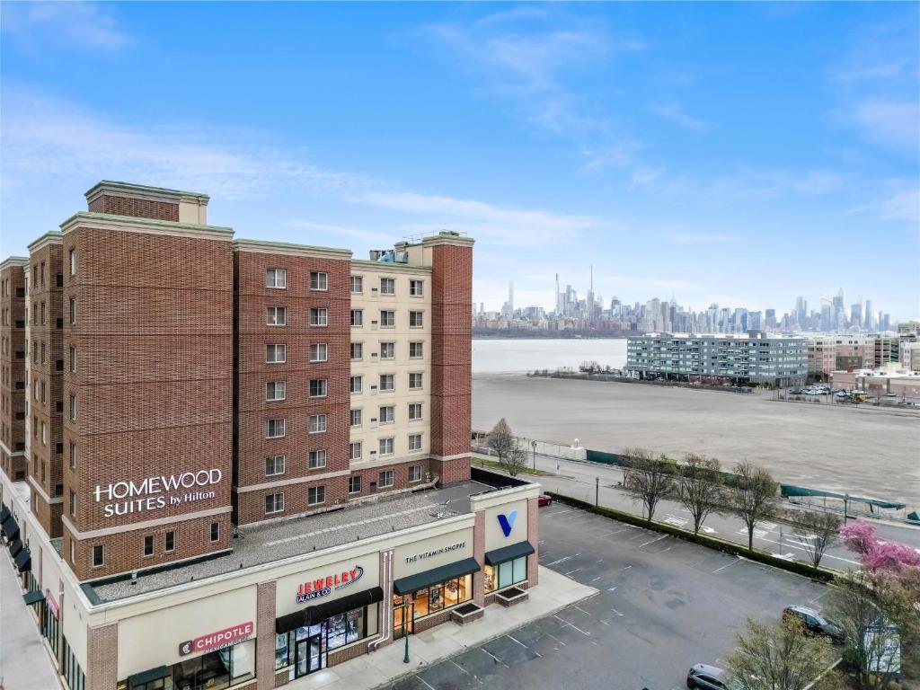 埃奇沃特艾奇沃-纽约城希尔顿惠庭套房酒店 的有河流和建筑物的城市景观
