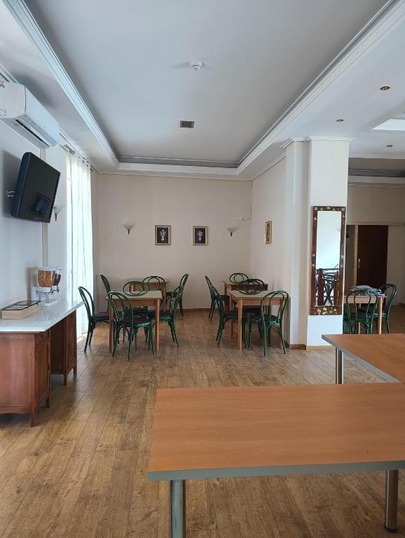 TV a/nebo společenská místnost v ubytování Anesis Hotel
