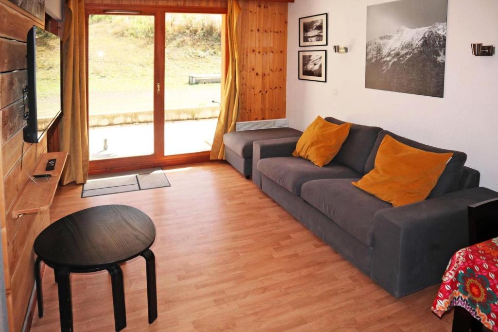 un salon avec un canapé et une table dans l'établissement Residence La Combe D Or - Appartement en résidence de standing MAE-3904, à Le Mélézet