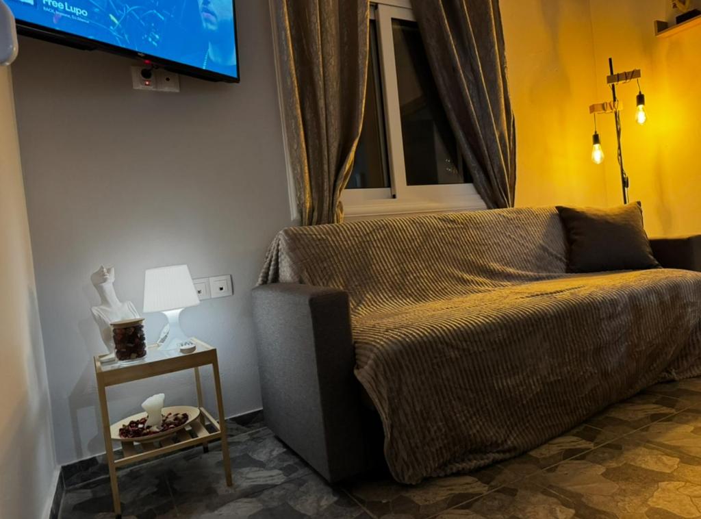una camera con letto e TV a parete di Giannis Philoxenia a Paloúkia