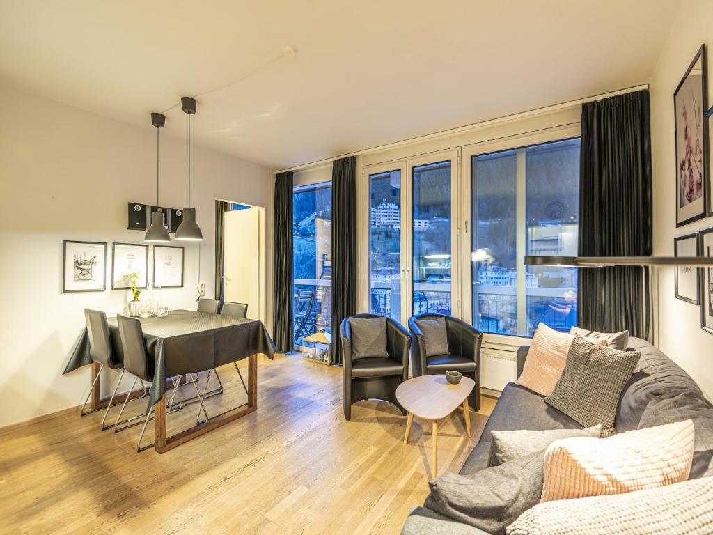 Posezení v ubytování Spacious apartment with mountain view
