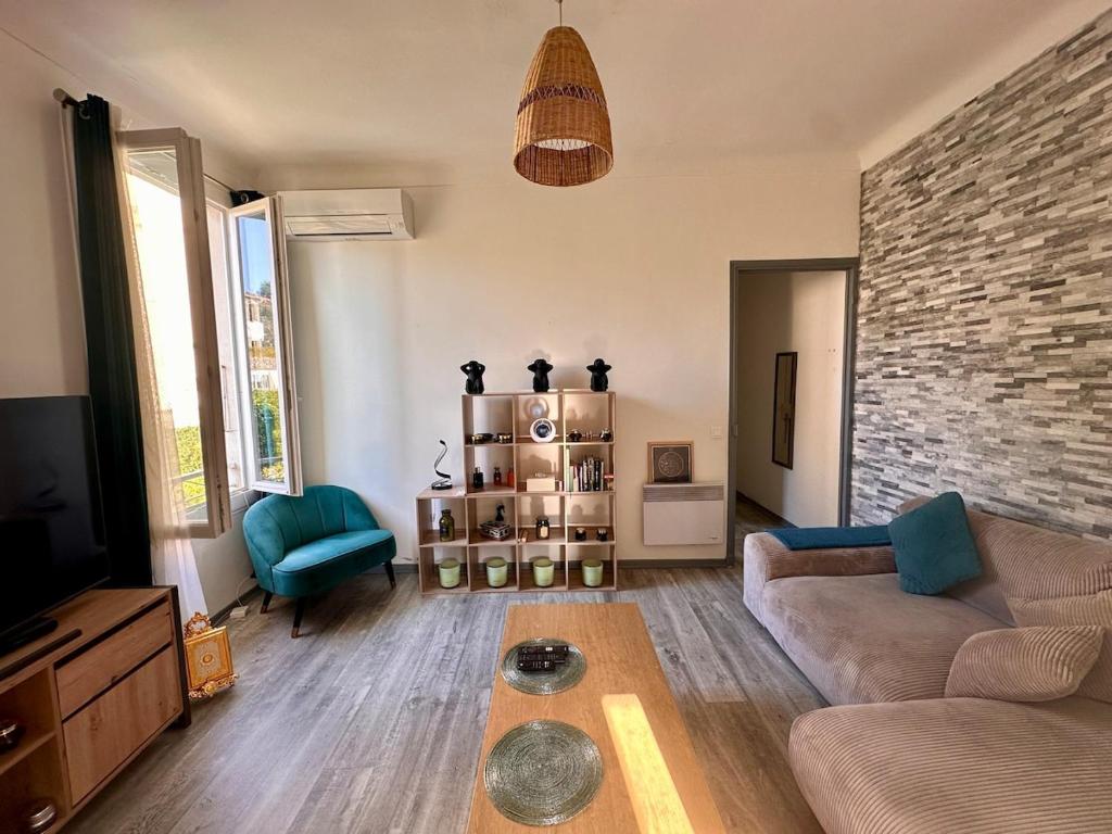 un salon avec un canapé et une table dans l'établissement 2p calme, parking, proche centre, à Beaulieu-sur-Mer