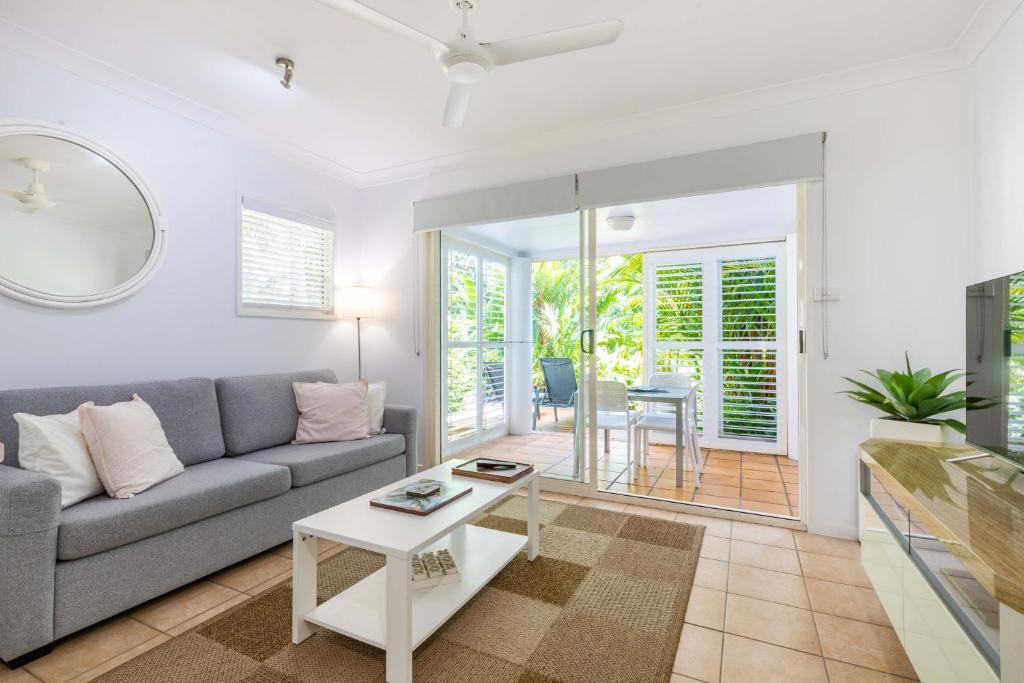 Ein Sitzbereich in der Unterkunft Port Douglas Apartments - Adults Only Oasis
