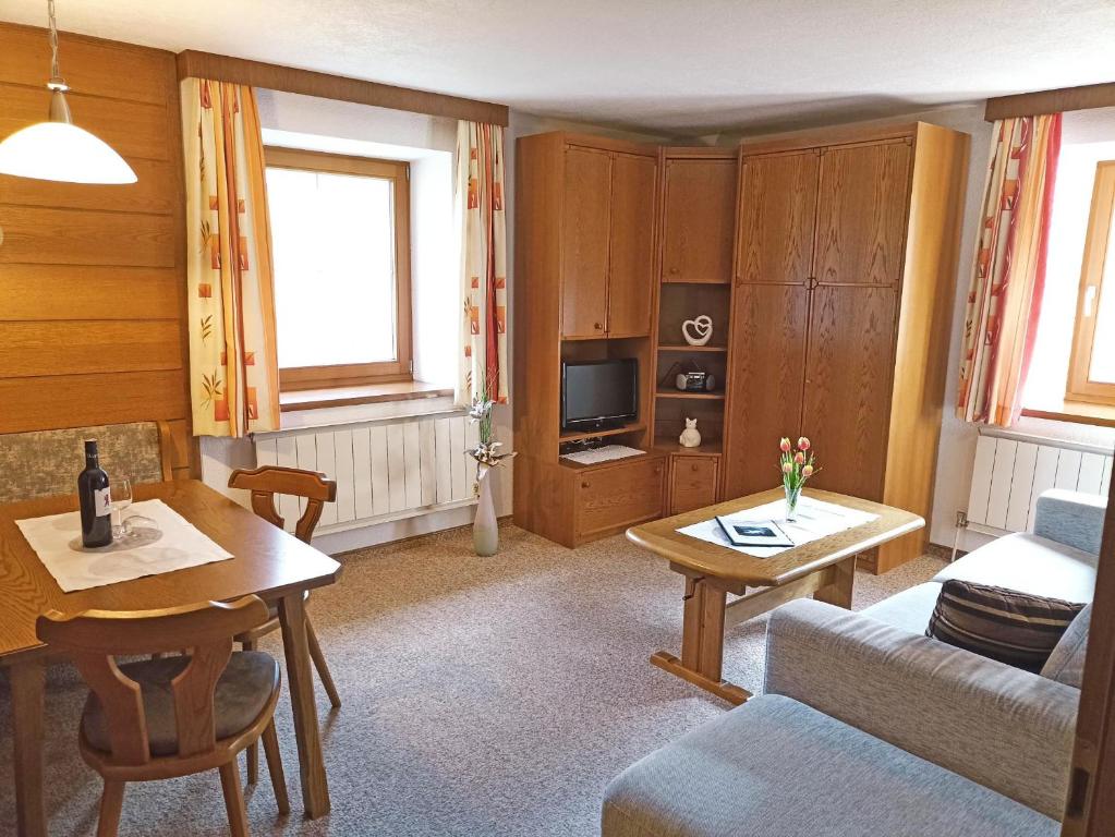 Televízia a/alebo spoločenská miestnosť v ubytovaní Haus zur Mühle