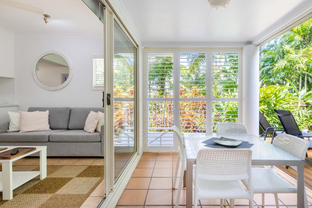Ein Sitzbereich in der Unterkunft Port Douglas Apartments - Adults Only Oasis