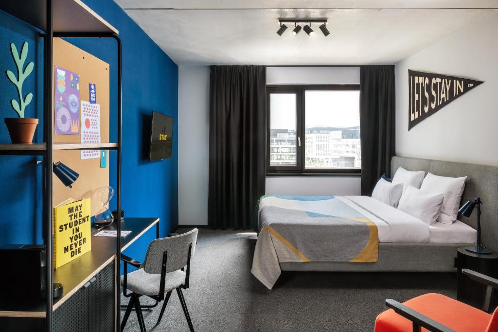 una camera d'albergo con un letto e una finestra di The Social Hub Vienna Extended Stay a Vienna