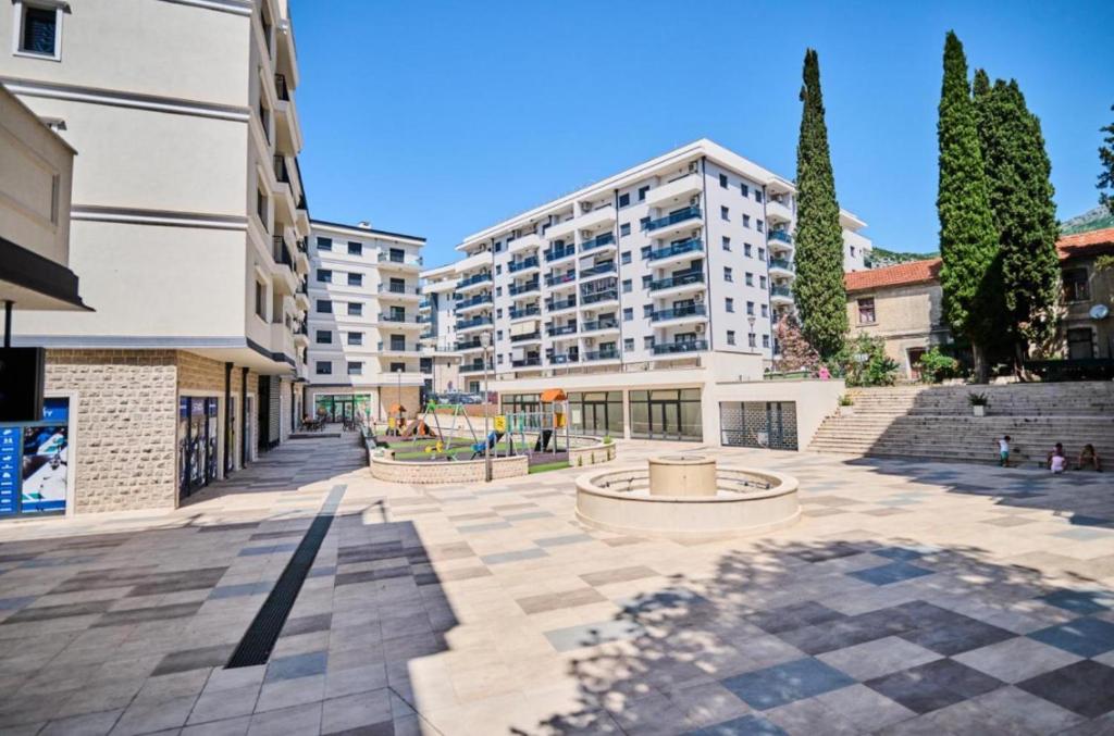 een binnenplaats met een fontein in het midden van een gebouw bij Apartman Agave in Trebinje