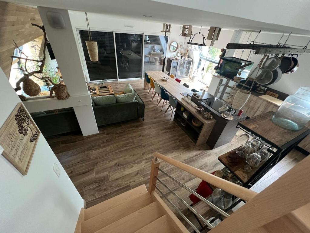 - une vue aérienne sur une cuisine et un salon dans l'établissement Les Collines d'Omaha, à Saint-Laurent-sur-Mer