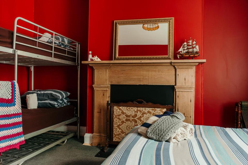 Beach The Wandering Whale Port Fairy - Family Room With Shared Bathroom