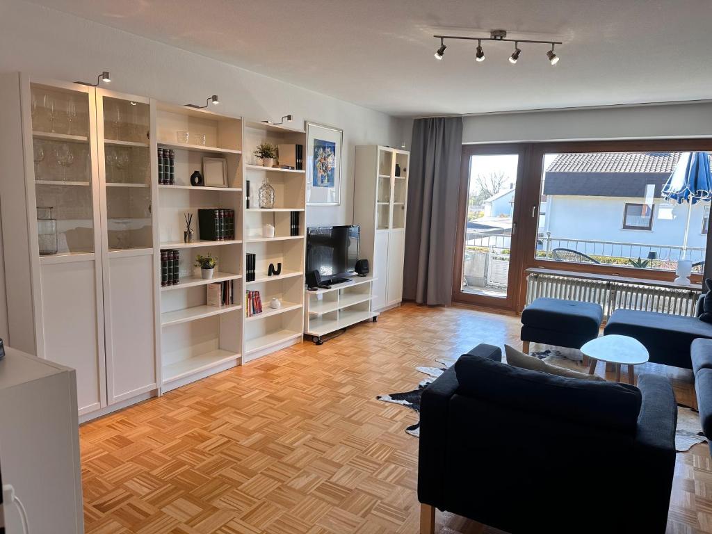 Una sala de estar con un sofá y un televisor. en Schöne große Wohnung - Top Lage, en Ravensburg