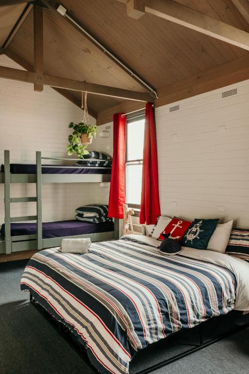 Beach The Wandering Whale Port Fairy - Family Room With Private Bathroom