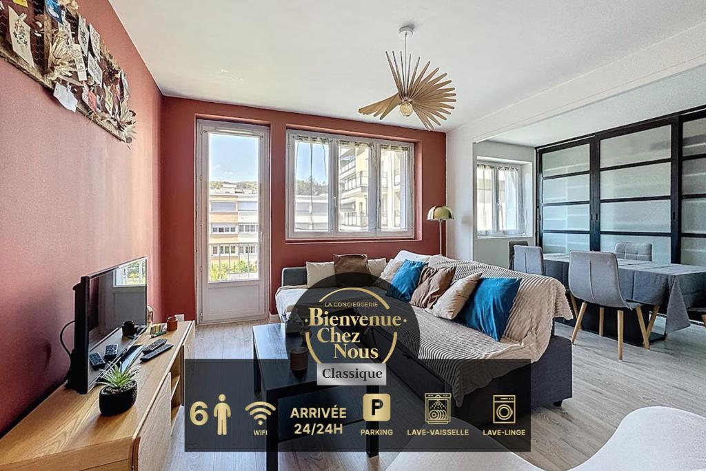 un salon avec un lit et une salle à manger dans l'établissement Appartement 6 personnes - Garage wilson, à Clermont-Ferrand