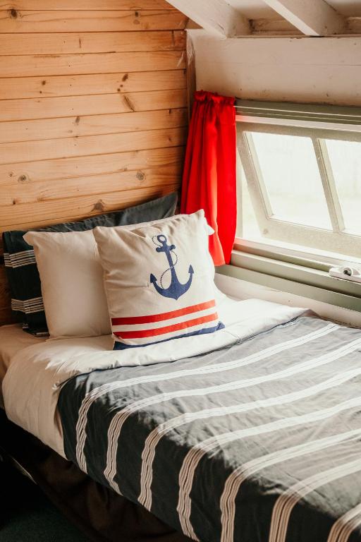 Beach The Wandering Whale Port Fairy - Budget Single Room With Shared Bathroom