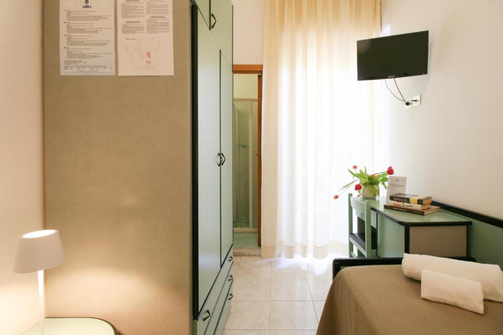 TV a/nebo společenská místnost v ubytování Ambra Hotel Cattolica