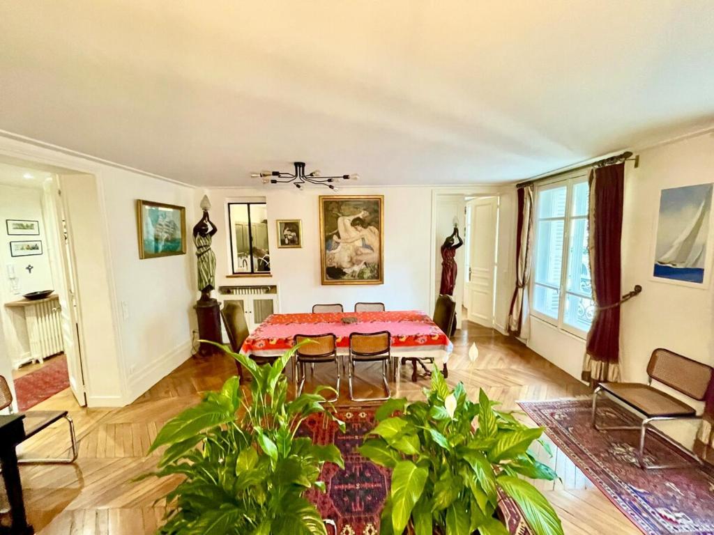 un grand salon avec une table et des chaises dans l'établissement Luxury City Center Loft near champs elysees, à Paris