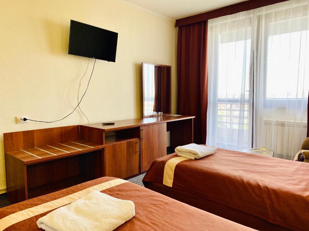 Postel nebo postele na pokoji v ubytování Intourist-Zakarpattia Hotel