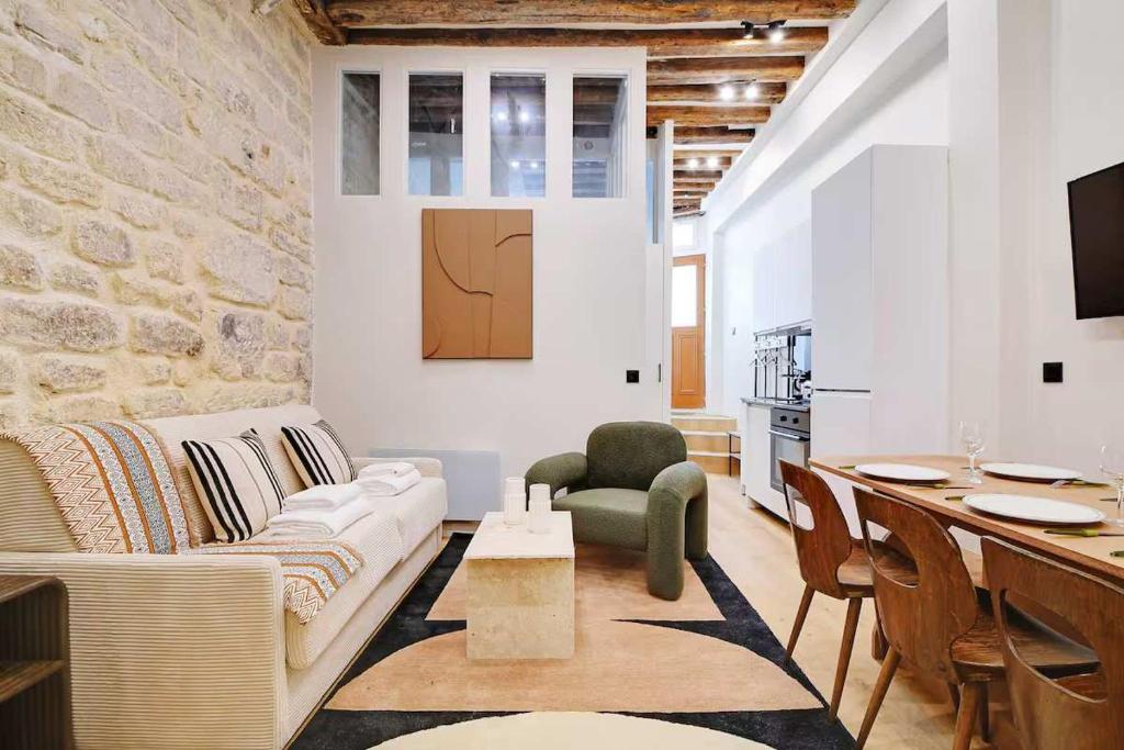 un salon avec un canapé et une table dans l'établissement Les Halles - Grands Boulevards Stylish 2BR - 6P, à Paris