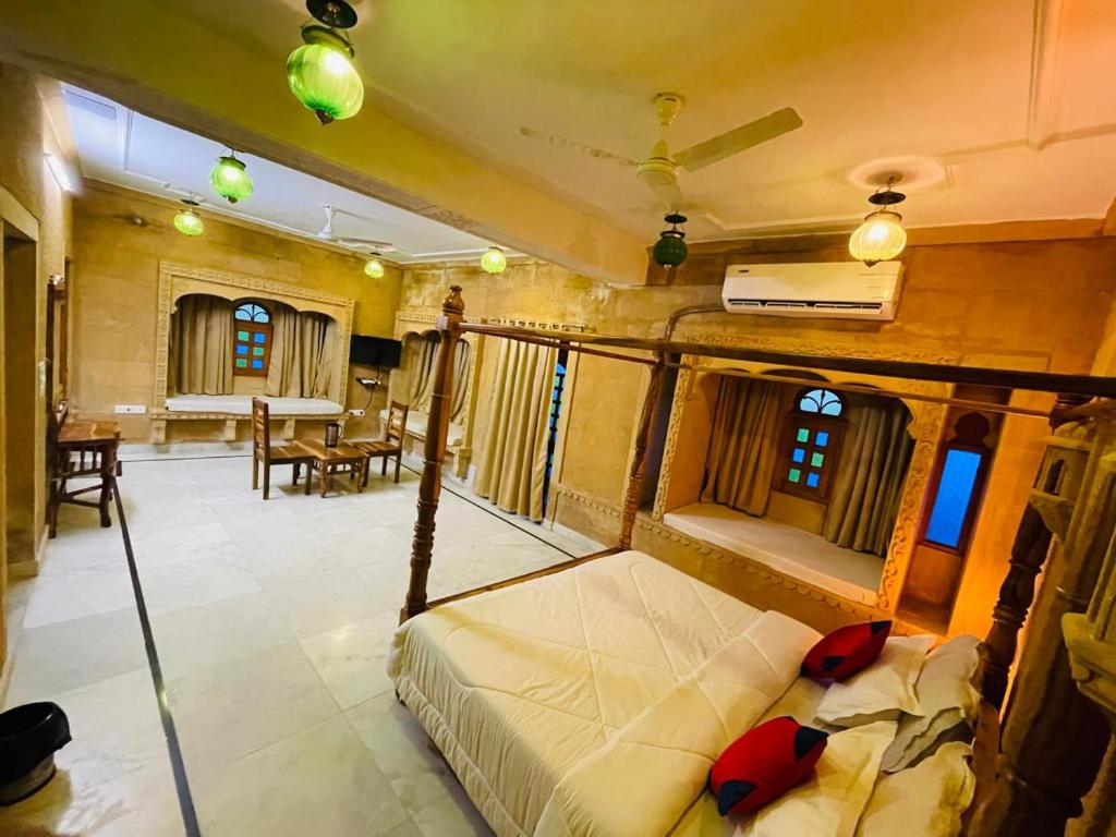 Postel nebo postele na pokoji v ubytování Wonbin Safari Jaisalmer