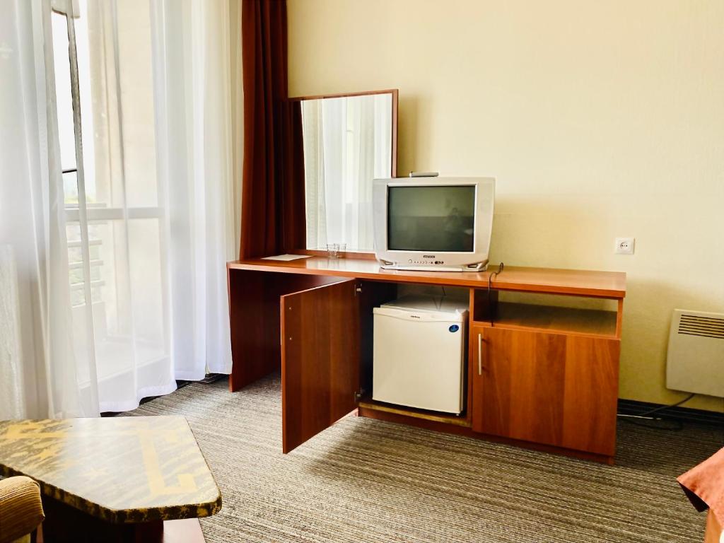 TV a/nebo společenská místnost v ubytování Intourist-Zakarpattia Hotel